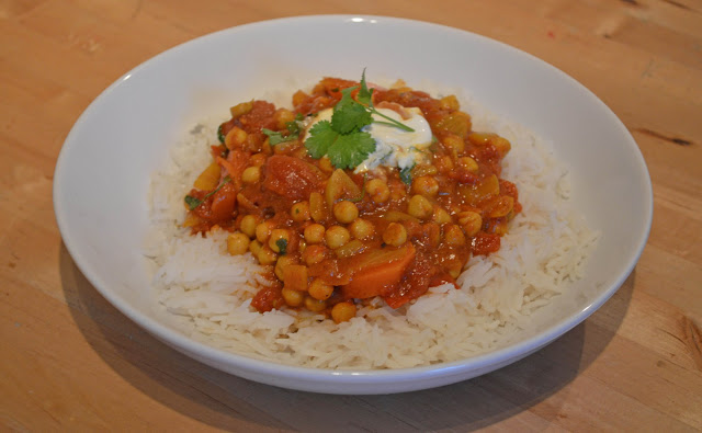 Chickpea curry with rice and yogurt